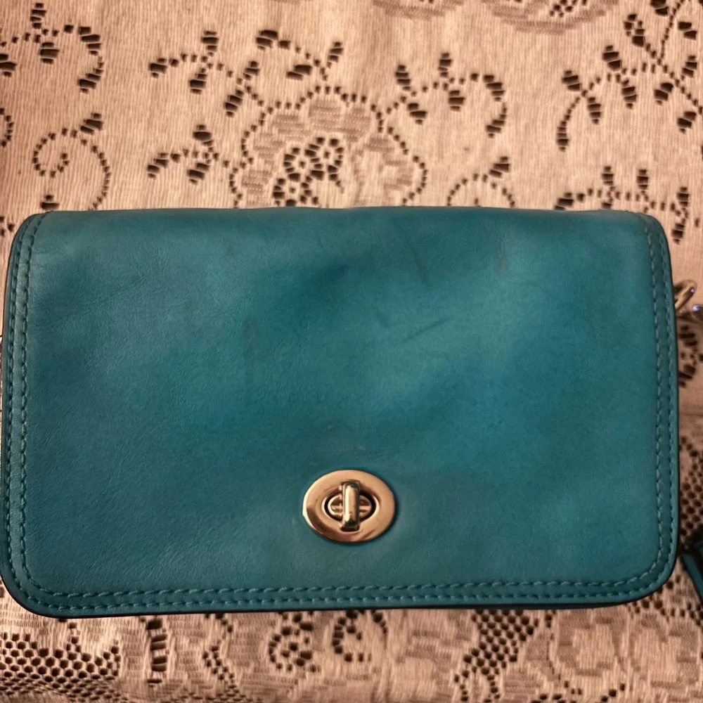 Coach 🚨 legacy Penny Turnlock Crossbody vintage turquoise color